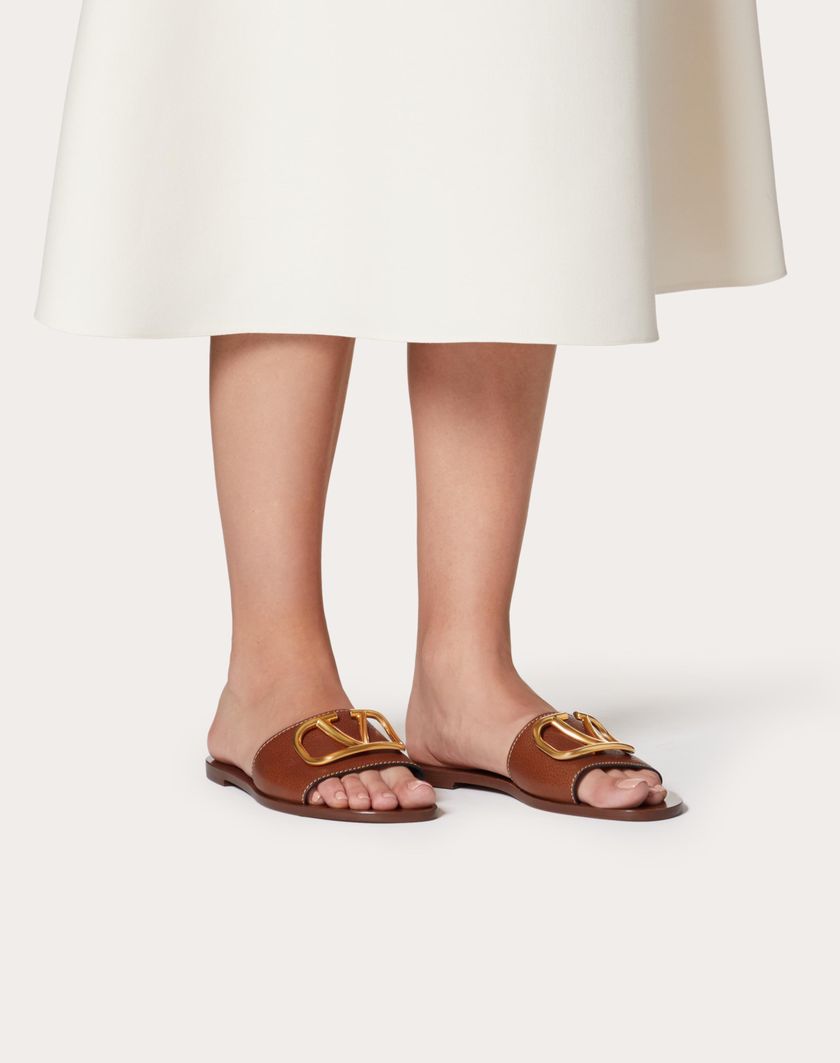 VLOGO SIGNATURE SLIDE SANDAL IN GRAINY COWHIDE WITH ACCESSORY - Image 4